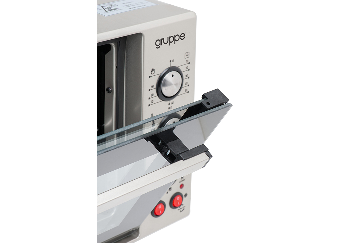 Παρουσιάζει την πόρτα ανοιχτή με το διπλό τζάμι και τους διακόπτες που είναι χωνευτοί